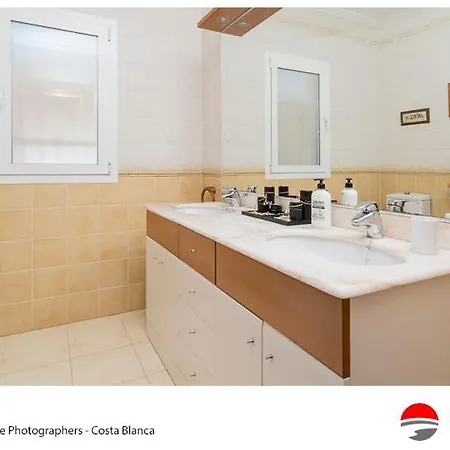 Beautiful 3 Bed Σπίτι διακοπών *